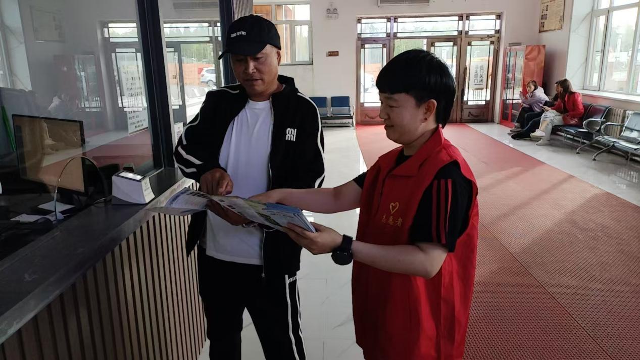 图强林业局生态旅游发展公司开展志愿服务活动 旅游咨询服务温暖人心